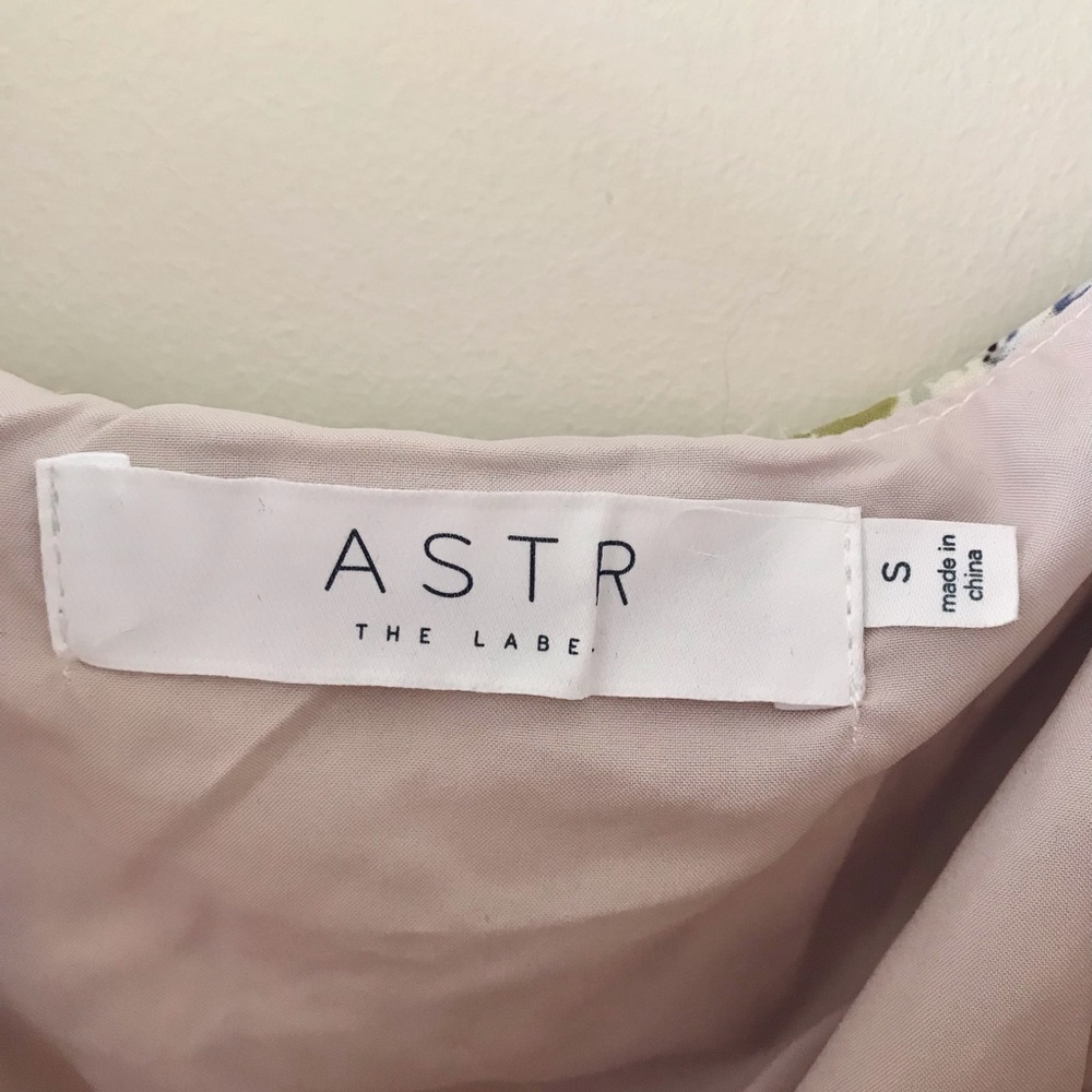 ASTR Anastasia Cutout Back Mini Dress, Ivory Lilac Floral, NWT - Picture 9 of 16
